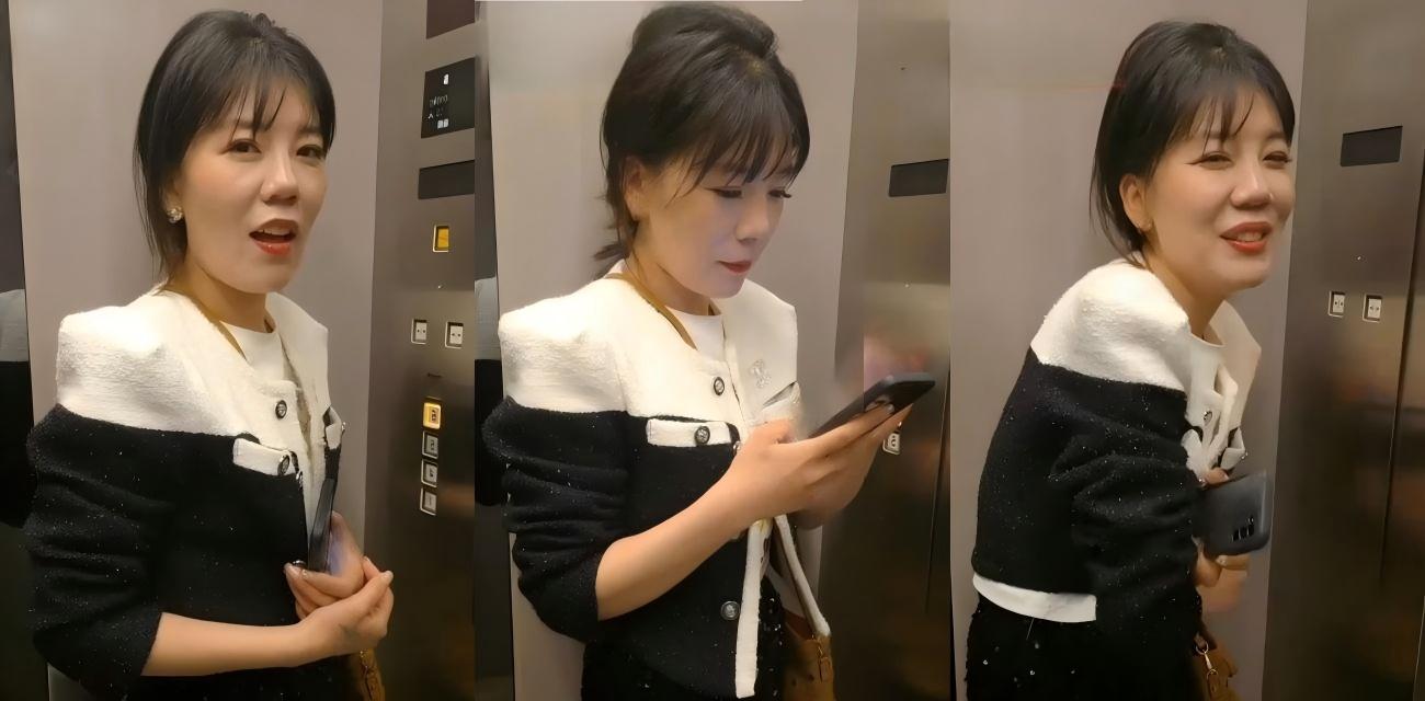 极品轻熟少妇COS蜘蛛侠跪爬口交，主动挑逗骚劲爆棚被撒尿调教打桩爆操，销魂表情浪叫连连