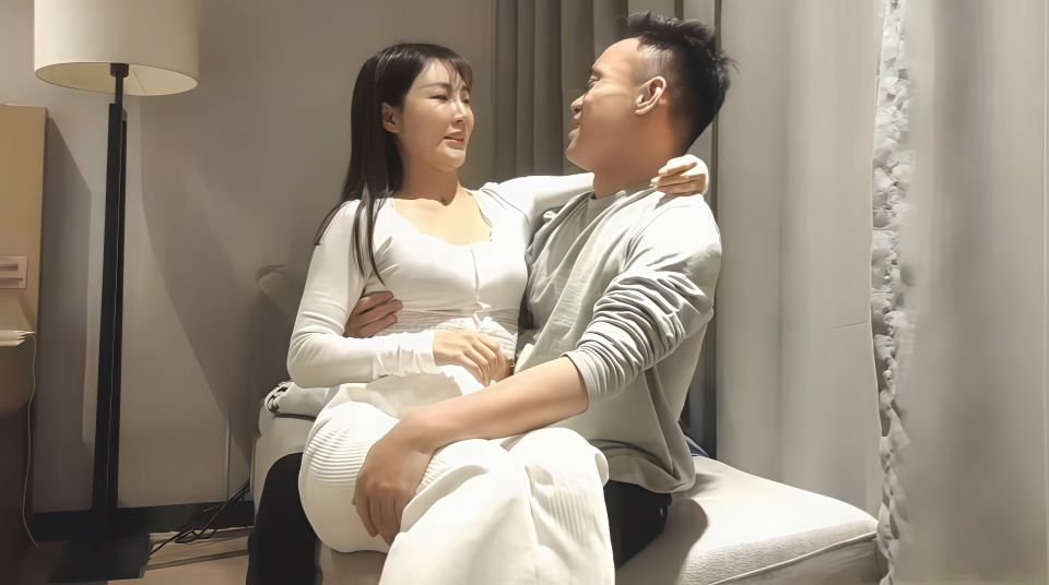 【步宾探花】极品长相甜美眼镜萌妹子沙发上啪啪，坐在身上互摸调情